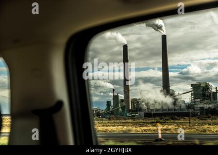 Rauch, der aus Schornsteinen in einer Fabrik vor der Interstate 40 in Arizona, USA, aussendet Stockfoto