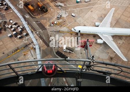 Luftaufnahme vom Flugkontrollturm des Flughafens Heathrow aus auf geparkte Flugzeuge. Stockfoto