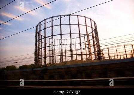 Blick von einem Zug auf einen Gasturm im englischen Hinterland England. Stockfoto