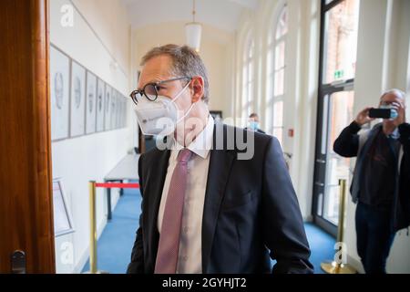 Berlin, Deutschland. 8. Oktober 2021: Michael Müller (SPD), Regierender Bürgermeister von Berlin, kommt zu einer Pressekonferenz zu den Pannen bei den Wahlen am 26. September 2021 in Berlin. Nach der Wahl zum Bundestag, zum Abgeordnetenhaus und zu den Bezirksräten am 26. September hatten sich Meldungen über fehlende oder falsche Stimmzettel, mögliche Auszählungen und andere Pannen angesammelt. Darüber hinaus bildeten sich den ganzen Tag über lange Schlangen vor den Wahllokalen. In einigen Fällen setzten die Wähler ihre Stimmabgabe fort, lange nachdem die Wahllokale offiziell geschlossen hatten. Quelle: dpa picture Alliance/Alamy Stockfoto