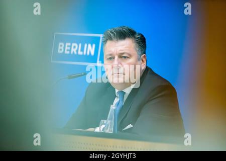 Berlin, Deutschland. 8. Oktober 2021: Andreas Geisel (SPD), Senator des Innern Berlins, nimmt an einer Pressekonferenz zu den Pannen bei der Wahl am 26. September 2021 in Berlin Teil. Nach der Wahl zum Bundestag, zum Abgeordnetenhaus und zu den Bezirksräten am 26. September hatten sich Meldungen über fehlende oder falsche Stimmzettel, mögliche Auszählungen und andere Pannen angesammelt. Darüber hinaus bildeten sich den ganzen Tag über lange Schlangen vor den Wahllokalen. In einigen Fällen setzten die Wähler ihre Stimmabgabe fort, lange nachdem die Wahllokale offiziell geschlossen hatten. Kredit: dpa Bild alli Stockfoto