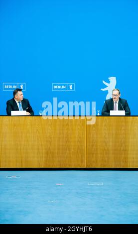 Berlin, Deutschland. 8. Oktober 2021: Michael Müller (SPD, r), Regierender Bürgermeister von Berlin, und Andreas Geisel (SPD), Innensenator von Berlin, nehmen an einer Pressekonferenz zu den Pannen während der Wahl am 26. September 2021 in Berlin Teil. Nach der Wahl zum Bundestag, zum Abgeordnetenhaus und zu den Bezirksversammlungen am 26. September hatten sich Berichte über fehlende oder falsche Stimmzettel, mögliche Auszählungen und andere Pannen angehäuft. Darüber hinaus bildeten sich den ganzen Tag über lange Schlangen vor den Wahllokalen. Quelle: dpa picture Alliance/Alamy Live News Stockfoto