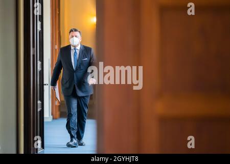 Berlin, Deutschland. 8. Oktober 2021: Andreas Geisel (SPD), Senator des Innern Berlins, kommt zu einer Pressekonferenz über die Pannen bei den Wahlen am 26. September 2021 in Berlin. Nach der Wahl zum Bundestag, zum Abgeordnetenhaus und zu den Bezirksräten am 26. September hatten sich Meldungen über fehlende oder falsche Stimmzettel, mögliche Auszählungen und andere Pannen angesammelt. Darüber hinaus bildeten sich den ganzen Tag über lange Schlangen vor den Wahllokalen. In einigen Fällen setzten die Wähler ihre Stimmabgabe fort, lange nachdem die Wahllokale offiziell geschlossen hatten. Quelle: dpa picture Alliance/A Stockfoto