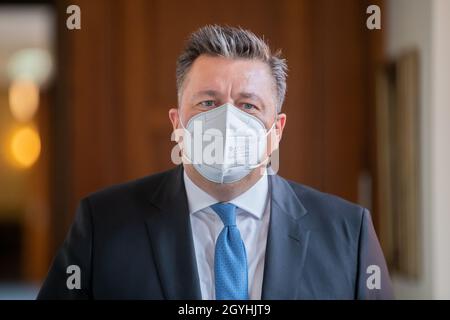 Berlin, Deutschland. 8. Oktober 2021: Andreas Geisel (SPD), Senator des Innern Berlins, kommt zu einer Pressekonferenz über die Pannen bei den Wahlen am 26. September 2021 in Berlin. Nach der Wahl zum Bundestag, zum Abgeordnetenhaus und zu den Bezirksräten am 26. September hatten sich Meldungen über fehlende oder falsche Stimmzettel, mögliche Auszählungen und andere Pannen angesammelt. Darüber hinaus bildeten sich den ganzen Tag über lange Schlangen vor den Wahllokalen. In einigen Fällen setzten die Wähler ihre Stimmabgabe fort, lange nachdem die Wahllokale offiziell geschlossen hatten. Quelle: dpa picture Alliance/A Stockfoto