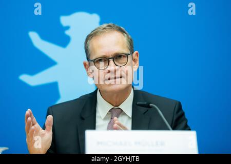 Berlin, Deutschland. 8. Oktober 2021: Michael Müller (SPD), Regierender Bürgermeister von Berlin, spricht auf einer Pressekonferenz über die Pannen bei der Wahl am 26. September 2021 in Berlin. Nach der Wahl zum Bundestag, zum Abgeordnetenhaus und zu den Bezirksräten am 26. September hatten sich Meldungen über fehlende oder falsche Stimmzettel, mögliche Auszählungen und andere Pannen angesammelt. Darüber hinaus bildeten sich den ganzen Tag über lange Schlangen vor den Wahllokalen. In einigen Fällen setzten die Wähler ihre Stimmabgabe fort, lange nachdem die Wahllokale offiziell geschlossen hatten. Quelle: dpa picture Alliance/Alamy Stockfoto