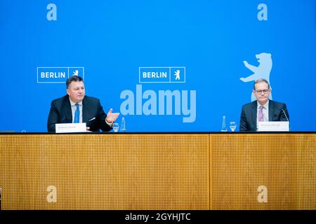 Berlin, Deutschland. 8. Oktober 2021: Andreas Geisel (SPD, l), Senator des Innern Berlins, spricht neben Michael Müller (SPD) auf einer Pressekonferenz zu den Pannen bei der Wahl am 26. September 2021 in Berlin. Nach der Wahl zum Bundestag, zum Abgeordnetenhaus und zu den Bezirksräten am 26. September hatten sich Berichte über fehlende oder falsche Stimmzettel, mögliche Auszählungen und andere Pannen angesammelt. Darüber hinaus bildeten sich den ganzen Tag über lange Schlangen vor den Wahllokalen. In einigen Fällen setzten die Wähler ihre Stimmabgabe fort, lange nachdem die Wahllokale offiziell geschlossen hatten Stockfoto