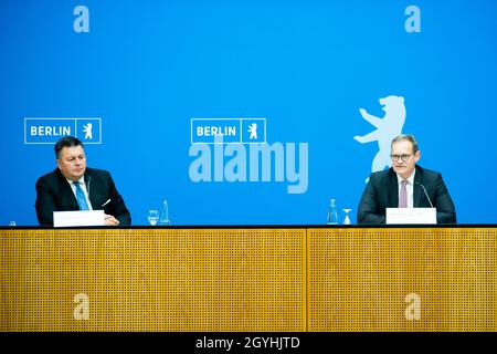 Berlin, Deutschland. 8. Oktober 2021: Michael Müller (SPD, r), Regierender Bürgermeister von Berlin, und Andreas Geisel (SPD), Innensenator von Berlin, nehmen an einer Pressekonferenz zu den Pannen während der Wahl am 26. September 2021 in Berlin Teil. Nach der Wahl zum Bundestag, zum Abgeordnetenhaus und zu den Bezirksversammlungen am 26. September hatten sich Berichte über fehlende oder falsche Stimmzettel, mögliche Auszählungen und andere Pannen angehäuft. Darüber hinaus bildeten sich den ganzen Tag über lange Schlangen vor den Wahllokalen. Quelle: dpa picture Alliance/Alamy Live News Stockfoto