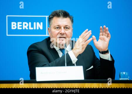 Berlin, Deutschland. 8. Oktober 2021: Andreas Geisel (SPD), Senator des Innern Berlins, spricht auf einer Pressekonferenz zu den Pannen bei der Wahl am 26. September 2021 in Berlin. Nach der Wahl zum Bundestag, zum Abgeordnetenhaus und zu den Bezirksräten am 26. September hatten sich Meldungen über fehlende oder falsche Stimmzettel, mögliche Auszählungen und andere Pannen angesammelt. Darüber hinaus bildeten sich den ganzen Tag über lange Schlangen vor den Wahllokalen. In einigen Fällen setzten die Wähler ihre Stimmabgabe fort, lange nachdem die Wahllokale offiziell geschlossen hatten. Quelle: dpa picture Alliance/Al Stockfoto