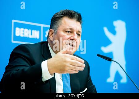 Berlin, Deutschland. 8. Oktober 2021: Andreas Geisel (SPD), Senator des Innern Berlins, spricht auf einer Pressekonferenz zu den Pannen bei der Wahl am 26. September 2021 in Berlin. Nach der Wahl zum Bundestag, zum Abgeordnetenhaus und zu den Bezirksräten am 26. September hatten sich Meldungen über fehlende oder falsche Stimmzettel, mögliche Auszählungen und andere Pannen angesammelt. Darüber hinaus bildeten sich den ganzen Tag über lange Schlangen vor den Wahllokalen. In einigen Fällen setzten die Wähler ihre Stimmabgabe fort, lange nachdem die Wahllokale offiziell geschlossen hatten. Quelle: dpa picture Alliance/Al Stockfoto