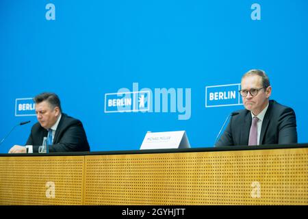 Berlin, Deutschland. 8. Oktober 2021: Michael Müller (SPD, r), Regierender Bürgermeister von Berlin, und Andreas Geisel (SPD), Innensenator von Berlin, nehmen an einer Pressekonferenz zu den Pannen während der Wahl am 26. September 2021 in Berlin Teil. Nach der Wahl zum Bundestag, zum Abgeordnetenhaus und zu den Bezirksversammlungen am 26. September hatten sich Berichte über fehlende oder falsche Stimmzettel, mögliche Auszählungen und andere Pannen angehäuft. Darüber hinaus bildeten sich den ganzen Tag über lange Schlangen vor den Wahllokalen. Quelle: dpa picture Alliance/Alamy Live News Stockfoto