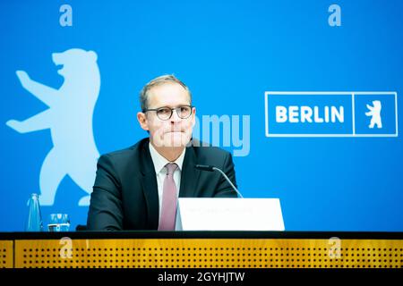 Berlin, Deutschland. 8. Oktober 2021: Michael Müller (SPD), Regierender Bürgermeister von Berlin, drückt bei einer Pressekonferenz zu den Pannen bei der Wahl am 26. September 2021 in Berlin die Lippen zusammen. Nach der Wahl zum Bundestag, zum Abgeordnetenhaus und zu den Bezirksräten am 26. September hatten sich Meldungen über fehlende oder falsche Stimmzettel, mögliche Auszählungen und andere Pannen angesammelt. Darüber hinaus bildeten sich den ganzen Tag über lange Schlangen vor den Wahllokalen. In einigen Fällen setzten die Wähler ihre Stimmabgabe fort, lange nachdem die Wahllokale offiziell geschlossen hatten. Kredit: dpa p Stockfoto