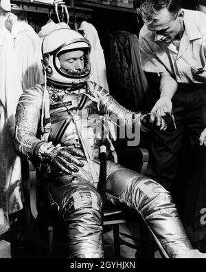 (1961) --- während einer entsprechenden Übung werden der Mercury-Atlas 7 (MA-7)-Astronaut M. Scott Crabenter, Hauptpilot bei der Raumfahrt, und der Crew Equipment Specialist Joe Schmidt abgebildet. Schmidt wird gesehen, wie er die Handschuhe an der Druckanzüge von Herrn Schmitt überprüft. Stockfoto