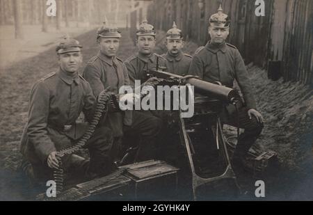Ein Vintage-Foto von ca. 1918 deutschen Soldaten, die mit einem Maschinengewehr 08 posieren und markante Pickelhaube- oder Pickelhelm-Helme tragen Stockfoto
