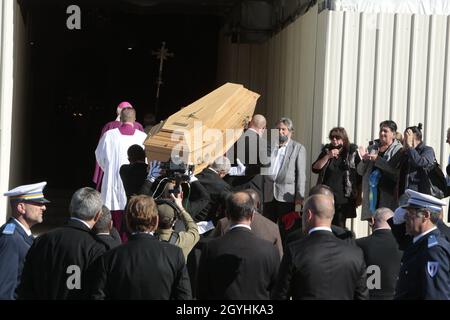 Marseille, Frankreich. Okt. 2021. Der Sarg während der Beerdigung von Bernard Tapie in der Kathedrale des Majors am 08. Oktober 202 in Marseille, Frankreich. Bernard Tapie ist im Alter von 78 Jahren an Krebs gestorben. Foto von Patrick Aventurier/ABACAPRESS.COM Quelle: Abaca Press/Alamy Live News Stockfoto