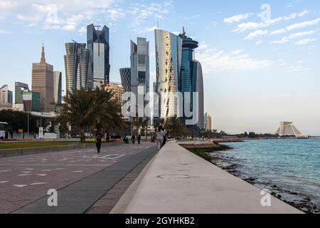 Doha corniche Tageslichtansicht in West Bay Area mit Skylines und Wolken im Himmel im Hintergrund Stockfoto