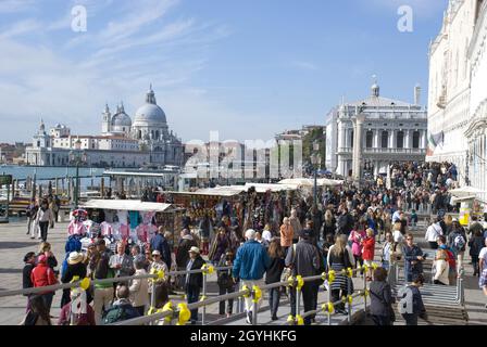 VENEDIG, ITALIEN - 13. Okt 2013: Überfüllte Ufer des Canal Grande, Massentourismus in Venedig, Italien Stockfoto