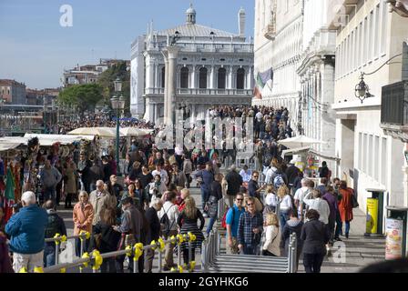 VENEDIG, ITALIEN - 13. Okt 2013: Überfüllte Ufer des Canal Grande, Massentourismus in Venedig, Italien Stockfoto