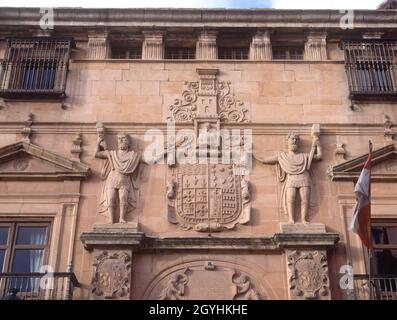 EXT-DET DE LA FACHADA-ESCUDO DE D FRANCISCO LOPEZ DEL RIO Y SALCEDO-S XVI ARQUITECTURA RENACENTISTA. LAGE: PALACIO CONDES GOMARA. Soria. SPANIEN. Stockfoto