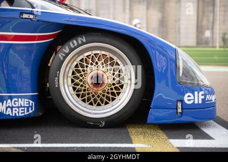 Italien, september 11 2021. Vallelungaklassiker. Rennwagen Reifen Nahaufnahme Avon Logo Markennamen Stockfoto