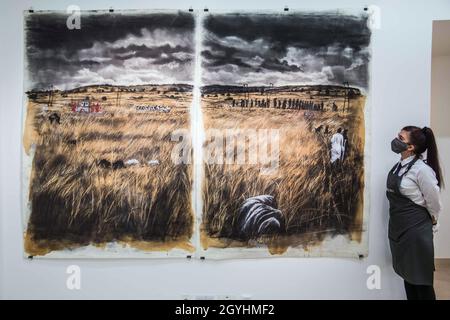 London, Großbritannien. Okt. 2021. Christies 20th/21st Century : Abendverkauf inklusive Thinking Italienisch, Themba Khumnalo, Emhlabeni, Charcoal, Pastel und Kaffeewäsche auf Papier Credit: Paul Quezada-Neiman/Alamy Live News Stockfoto