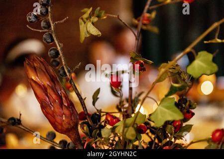 Nahaufnahme eine fröhliche, multiethnische Großfamilie feiert den Thanksgiving-Tag, sitzt am Tisch mit gebratenem truthahn und traditionellen Speisen und Gerichten. Stockfoto