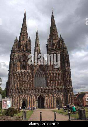 Die Lichfield Cathedral in Lichfield, Staffordshire, England, ist die einzige mittelalterliche englische Kathedrale mit drei Türmen. Stockfoto