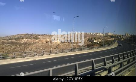 Autobahn, die in die Stadt Tel Aviv führt Stockfoto