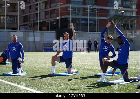 Die Engländer Luke Shaw, Harry Kane, John Stones und Bukayo Saka (links-rechts) während einer Trainingseinheit im Estadi Nacional, Andorra. Bilddatum: Freitag, 8. Oktober 2021. Stockfoto