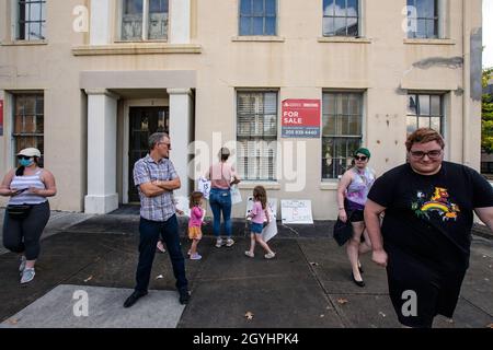 Montgomery, Alabama, USA - 2. Oktober 2021: Demonstranten wurden laut Polic gezwungen, ihre Zeichen für den Frauenmarsch 2021 in der Innenstadt von Montgomery aufzugeben Stockfoto