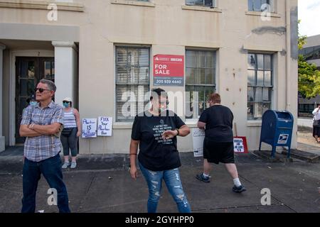 Montgomery, Alabama, USA - 2. Oktober 2021: Den Demonstranten wurde von der Polizei mitgeteilt, dass sie ihre Zeichen für den Frauenmarsch 2021 in d nicht halten dürfen Stockfoto