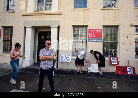 Montgomery, Alabama, USA - 2. Oktober 2021: Demonstranten wurden laut Polic gezwungen, ihre Zeichen für den Frauenmarsch 2021 in der Innenstadt von Montgomery aufzugeben Stockfoto