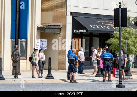 Montgomery, Alabama, USA - 2. Oktober 2021: Die Polizei von Montgomery spricht mit Protestorganisatoren, um ihre Demonstration im Schatten der Rosa Par zu brechen Stockfoto