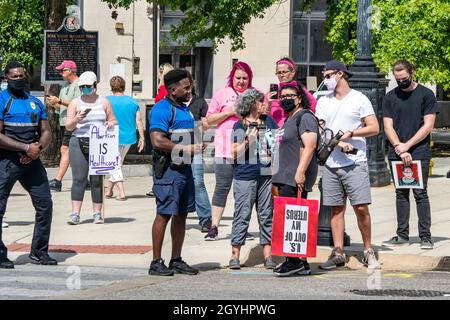 Montgomery, Alabama, USA - 2. Oktober 2021: Polizei spricht mit den portesten Organisatoren für den Frauenmarsch 2021 in der Innenstadt von Montgomery. Stockfoto