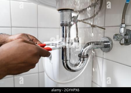 Reparatur Von Wasserleitungen Für Klempner. Undichte Stellen Im Bad Stockfoto