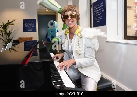 London, Großbritannien. Okt. 2021. Kate Garraway von Smooth Radio, gekleidet als Elton John, abgebildet in den Global Studios am Leicester Square, um den Make Some Noise Charity Day von Global zu unterstützen. Bilddatum: Freitag, 8. Oktober 2021. Bildnachweis sollte lauten Kredit: Matt Crossick/Alamy Live News Stockfoto