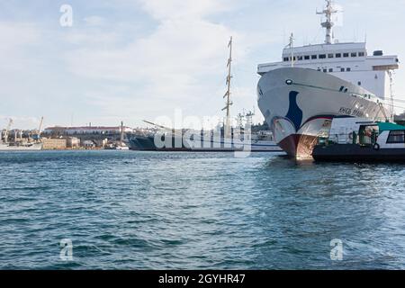 Sewastopol Krim 30. November 2017. Das Schiff Chersonese und Prinz Vladimir in der Bucht von Sewastopol. Ein warmer Herbsttag. Blick auf die Schiffe in der Bucht von t Stockfoto