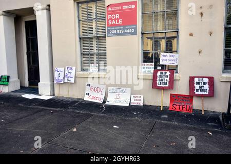 Montgomery, Alabama, USA - 2. Oktober 2021: Protestzeichen für Abtreibungsrechte lehnen sich an ein Gebäude an. Die Demonstranten wurden gezwungen, ihre Zeichen dafür aufzugeben Stockfoto