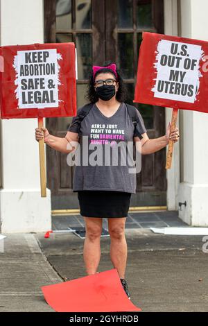 Montgomery, Alabama, USA - 2. Oktober 2021: Eine Frau protestierte mit zwei Schildern in der Innenstadt von Montgomery für den Frauenmarsch 2021. Stockfoto