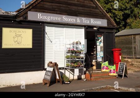 Traditionelles englisches Dorfgeschäft - Boxgrove Stores und Tea Room in Boxgrove, West Sussex, Großbritannien Stockfoto