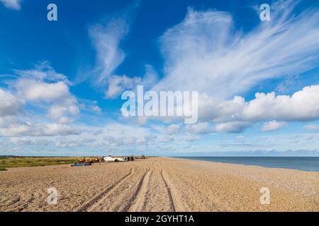 Strand am Blakeney Point in North Norfolk mit Traktorenbahnen in Schindel Stockfoto