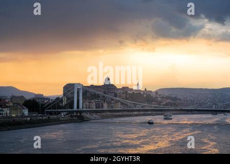 Sonnenuntergang und Regen über dem Königspalast in Budapest Stockfoto
