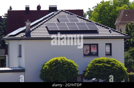 Freistehendes Haus mit Photovoltaik-Elementen auf dem Dach Stockfoto