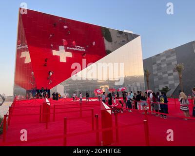 (211008) -- DUBAI, 8. Oktober 2021 (Xinhua) -- das Foto vom 7. Oktober 2021 zeigt den Schweiz-Pavillon der Expo 2020 Dubai in Dubai, den Vereinigten Arabischen Emiraten. Nach einer einjährigen Verzögerung aufgrund der COVID-19-Pandemie öffnete die viel erwartete Expo 2020 Dubai am 1. Oktober ihre Pforten für Besucher. (Xinhua/Su Xiaopo) Stockfoto