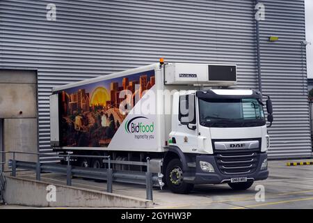 Ein LKW von Bidfood, als das Unternehmen eine Anzeige für LKW-Fahrer vor ihrem Lager in Slough, in der Grafschaft von Bekshire, platzierte. Bidfood, einer der größten Lebensmittelgroßhändler Großbritanniens, der an Schulen liefert, sagte gegenüber ITV News, dass sie „einen erheblichen Druck in der gesamten Lieferkette erleben, einschließlich Engpässen von Herstellern und Herausforderungen bei der Einstellung von LKW-Fahrern, Dies wiederum wirkt sich auf unsere Fähigkeit aus, unsere üblichen Servicelevel über einen Teil unserer Depots zu erbringen.“ Bilddatum: Freitag, 8. Oktober 2021. Stockfoto