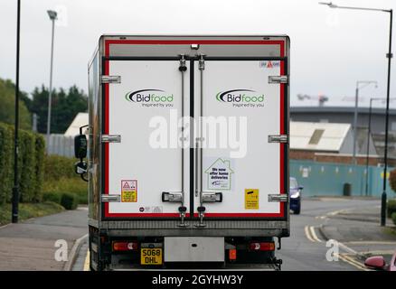 Ein LKW von Bidfood, als das Unternehmen eine Anzeige für LKW-Fahrer vor ihrem Lager in Slough, in der Grafschaft von Bekshire, platzierte. Bidfood, einer der größten Lebensmittelgroßhändler Großbritanniens, der an Schulen liefert, sagte gegenüber ITV News, dass sie „einen erheblichen Druck in der gesamten Lieferkette erleben, einschließlich Engpässen von Herstellern und Herausforderungen bei der Einstellung von LKW-Fahrern, Dies wiederum wirkt sich auf unsere Fähigkeit aus, unsere üblichen Servicelevel über einen Teil unserer Depots zu erbringen.“ Bilddatum: Freitag, 8. Oktober 2021. Stockfoto