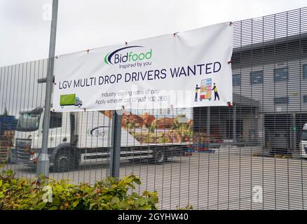 In einer Anzeige für LKW-Fahrer außerhalb von Bidfood in Slough, Bekshire, nachdem Bidfood, einer der größten Lebensmittelgroßhändler Großbritanniens, der an Schulen liefert, ITV News mitteilte, dass sie „einen erheblichen Druck in der gesamten Lieferkette erleben, einschließlich Engpässen von Herstellern und Herausforderungen bei der Einstellung von LKW-Fahrern, Dies wiederum wirkt sich auf unsere Fähigkeit aus, unsere üblichen Servicelevel über einen Teil unserer Depots zu erbringen.“ Bilddatum: Freitag, 8. Oktober 2021. Stockfoto