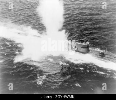 Ein Vintage-Foto aus dem Jahr 1943 eines deutschen U-Bootes vom Typ VII, das von einem amerikanischen Marineflugzeug im Atlantischen Ozean auf der Oberfläche angegriffen wurde Stockfoto