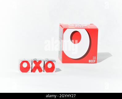 OXO-Würfel. OXO hat mit den Würfeln ausgestielt und die Verpackung ist auch im Bild - vor weißem Hintergrund gesetzt. Stockfoto
