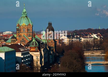 Die Isar und die St.-Lukas-Kirche, die größte evangelische Kirche in München. Stockfoto