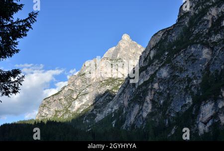 Vom Pragsersee aus Blick auf die Hänge des Sasso del Signore, die teilweise von den Felsen des Grande Apostolo bedeckt sind Stockfoto